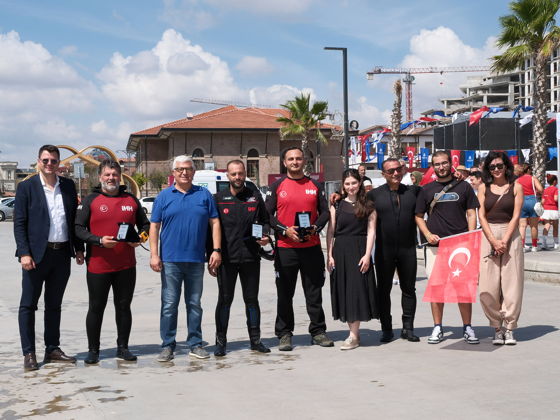 Türkiye’de ilk kez denizde 660 metrekarelik Türk bayrağı Büyükçekmece Körfezi’nde açıldı