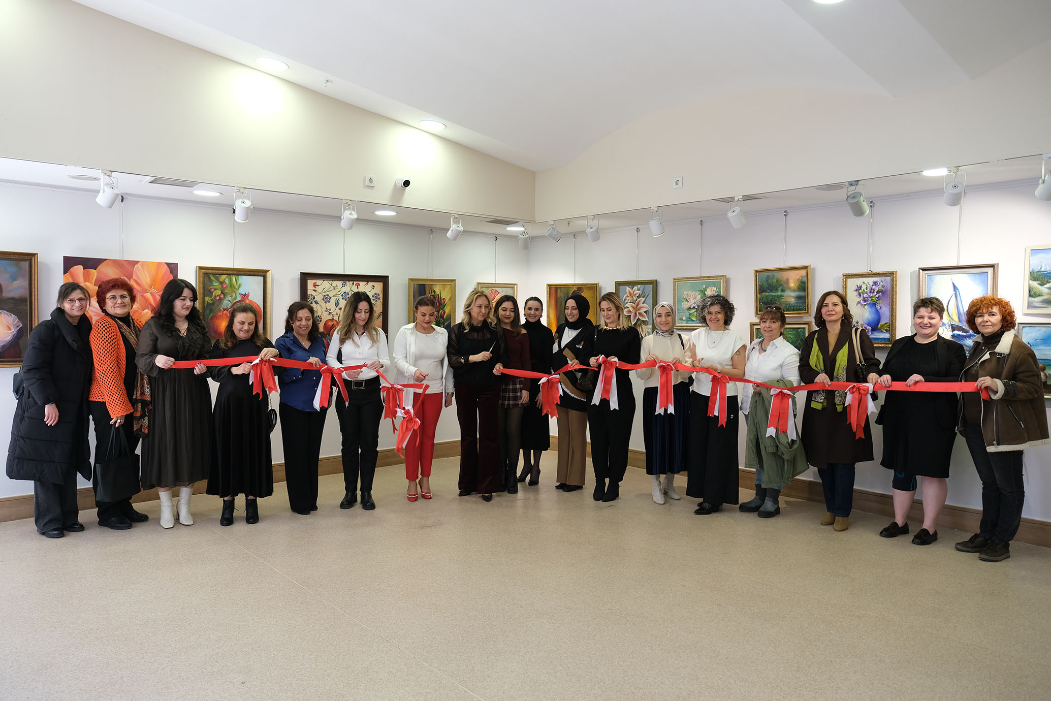 14 kadın sanatçının eserleri Ahenk Resim Sergisi’nde buluştu