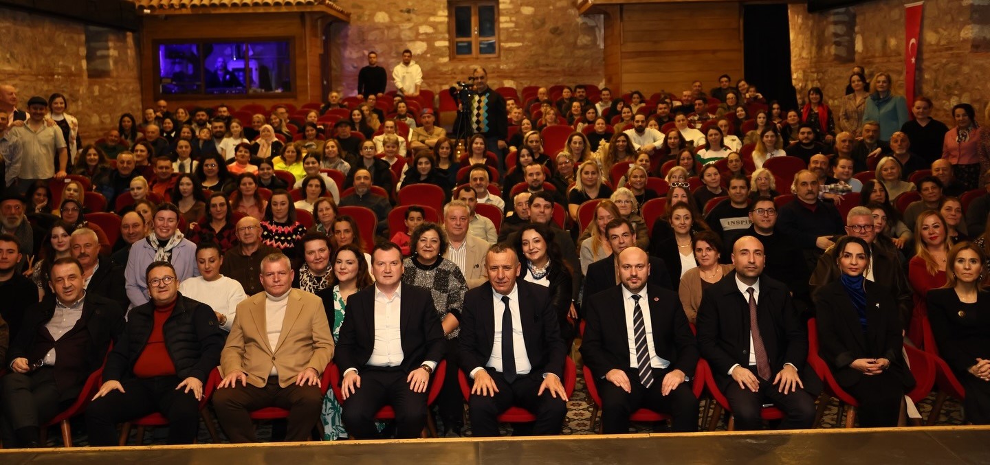 Başkan Balcıoğlu, Toprağımın Buğusu isimli tiyatro gösterimini izledi